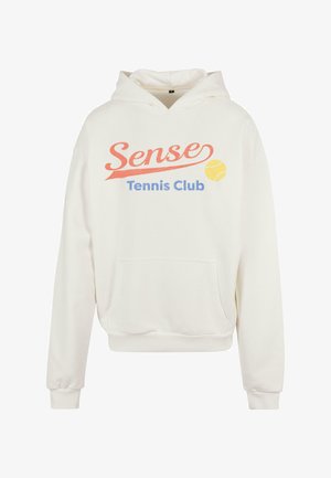 Valge kapuutsiga sviiter, kus on ees suur tasku. Omab punase ja sinise tekstiga "Sense Tennis Club" ning kollase tennisepalli graafikat. Pehme kangas.