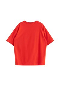Rode katoenen t-shirt, korte mouwen, normale pasvorm, ronde ronde hals, zachte textuur, geen patronen of versieringen, eenvoudige achterkant.