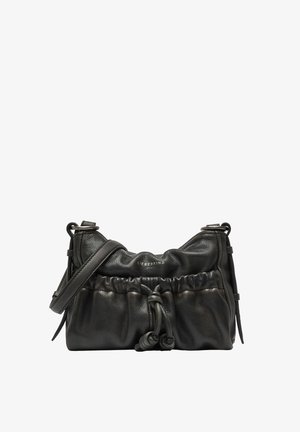 Schwarze weiche Lederschultertasche mit geraffter Fronttasche und verstellbarem Riemen, mit kleinem silbernem Logo oben in der Mitte.