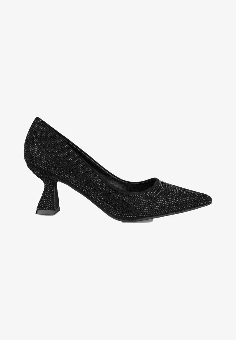 Escarpin noir à bout pointu et talon moyen, couvert de petits strass scintillants, avec un talon évasé de forme unique et une doublure intérieure lisse.
