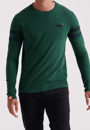 Grünes Langarmshirt aus Baumwolle mit marineblauen Streifen an den Ärmeln und dezentem Logodetail auf der Brust. Rundhalsausschnitt und figurbetonter Schnitt.