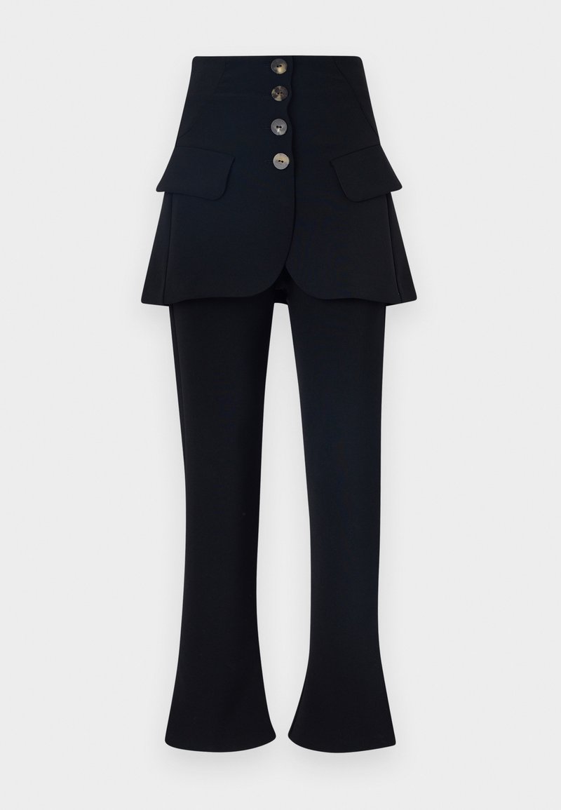 Pantaloni neri con sovrapposizione di gonna a strati, caratterizzati da quattro bottoni e due tasche frontali. Il tessuto è liscio, con una silhouette aderente e gambe svasate.