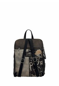 Mochila en cuero sintético gris y negro, con diseños gráficos, un mango superior y correas ajustables. Incluye bolsillos con cremallera y herrajes.