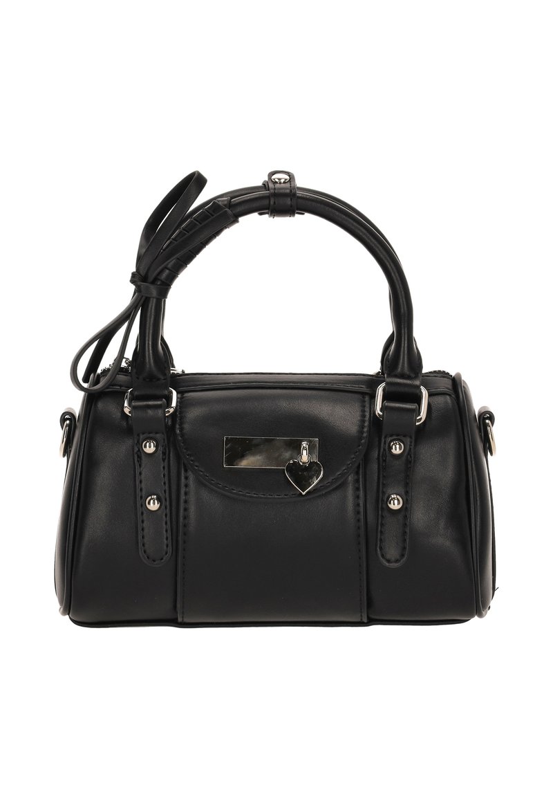 Bolso de mano de cuero negro con herrajes plateados, forma redondeada, doble asa y colgante de encanto. Presenta detalles cosidos y cierre de cremallera.