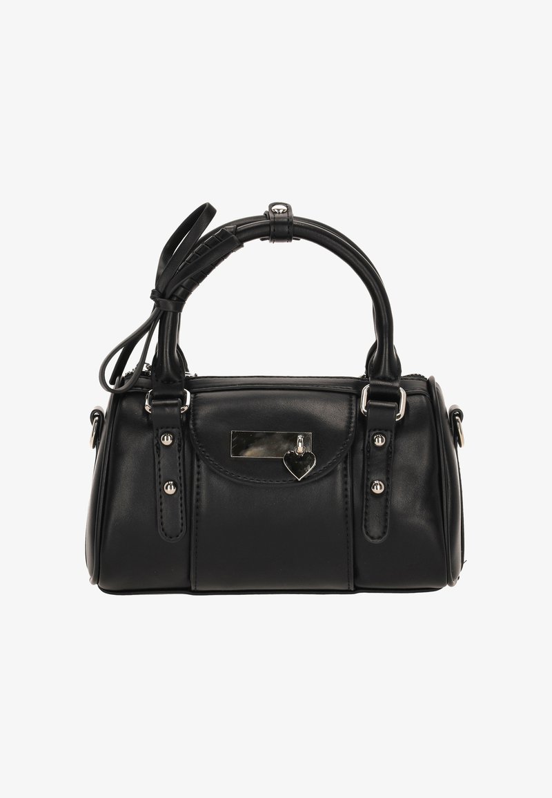 Bolso de mano de cuero negro con herrajes plateados, forma redondeada, doble asa y colgante de encanto. Presenta detalles cosidos y cierre de cremallera.