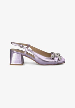 Scarpa slingback metallic lavanda con tacco quadrato, decorata con un particolare a forma di fiore in strass sul davanti. Texture liscia e finitura lucida.