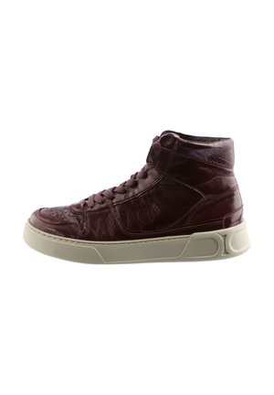 Baskets montantes en cuir bordeaux foncé, avec une finition texturée, un bout rond, des lacets et une semelle en caoutchouc crème contrastante.