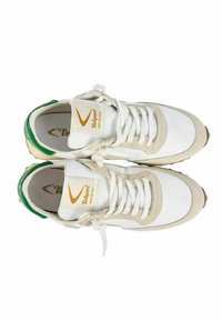 Sneaker bianchi con dettagli in suede beige, linguetta verde sul tallone e logo dorato. Presentano lacci piatti e suola in gomma testurizzata. Vista dall'alto.