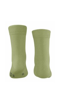 Calze verde chiaro con risvolti a costine e superficie liscia, esposte in posizione verticale con loghi stampati sulle suole.