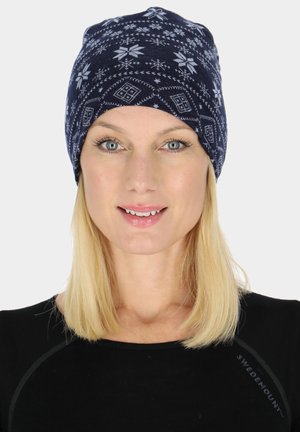Neulepipo tummansinisestä langasta, jossa on valkoisia lumihiutale- ja geometrisia kuvioita. Sileä rakenne, istuva muotoilu ja pehmeä kangas lämpöä varten.