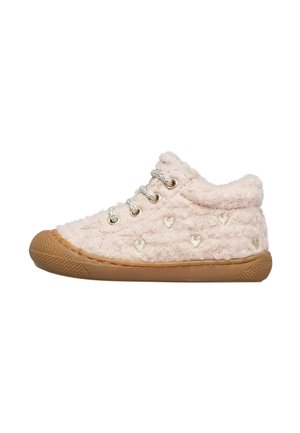 Sneaker per bambini di colore rosa, foderato in peluche, con suola in gomma marrone chiaro, decorato con motivi a cuore dorati e lacci bianchi, su uno sfondo bianco.