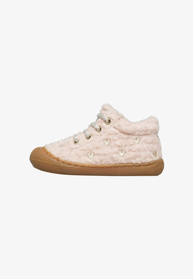 Baskets pour tout-petits en rose duveteux avec semelle en caoutchouc marron clair, motifs en forme de cœur dorés et lacets blancs, sur un fond blanc.