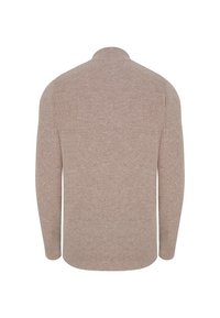 Beżowy sweter prążkowany z długimi rękawami, z wysokim kołnierzem i miękką fakturą, zaprojektowany w dopasowanej sylwetce.