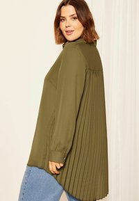 Friends Like These CURVES PLEATED BACK REGULAR FIT - Blúzka so zapínaním na gombíky - khaki green