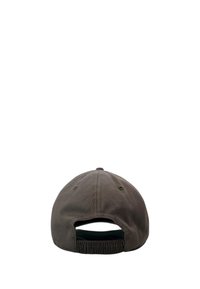 Cappellino da baseball in cotone marrone con visiera curva, strap regolabile sul retro e dettagli di cucitura sottili. Vista posteriore.