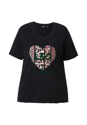 Zwarte T-shirt met V-hals. Het centrale grafische ontwerp heeft een hartontwerp met dierenprints en de tekst "LEO", aangevuld met de zin "in love" eronder.