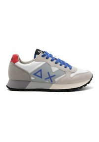 Sneaker con tomaia in suede grigio e pelle bianca, lacci blu, accenti grigi, tallone nero e un design decorato sul lato. Suola in gomma nera.
