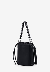Bolso de cuero negro tipo cubo con un acabado texturizado, cierre de cordón y una asa de cuentas. Presenta acentos en hardware plateado.