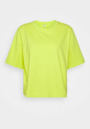 T-shirt en coton jaune fluo avec une coupe ample, des manches courtes et un col rond. Texture lisse sans motifs ou accents notables.