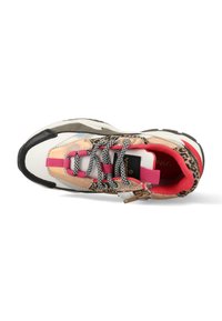 Multikleur sneaker van verschillende materialen, met een roze voering, luipaardprintaccenten, een zwarte rubberen zool en gevlochten veters.