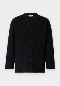 Cardigan noir avec un col en V, fermeture à boutons sur le devant et deux poches avant. Fabriqué en tissu texturé, avec de subtils détails de couture.