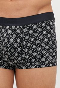 BOSS TRUNK 24 PRINT - Trumpikės - black