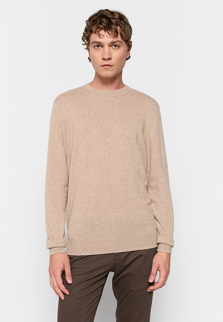 Helle beige Strickpullover mit langen Ärmeln, rundem Ausschnitt und gerippten Bündchen. Weiche Textur vor einem schlichten weißen Hintergrund.