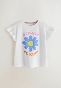 Camiseta blanca de manga corta con volantes en las mangas, con una gran flor azul y el texto "SIEMPRE SE AMABLE" en rosa y naranja.