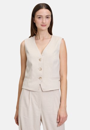 Beige Leinenweste mit V-Ausschnitt, drei Knöpfen und zwei Fronttaschen. Glatte Textur, ärmelloses Design, minimalistischer Stil.