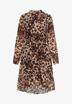 Leopardprint kjole med bindebånd ved halsen, lange ærmer, elastisk talje og lagdelt flæse forneden. Stoffet har en let, svævende tekstur.