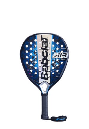 Babolat air viper padlen i blå og sort, med en tekstureret overflade, perforeringer og et sort greb med en håndledsrem.