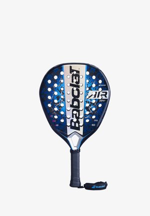 Babolat air viper padlen i blå og sort, med en tekstureret overflade, perforeringer og et sort greb med en håndledsrem.
