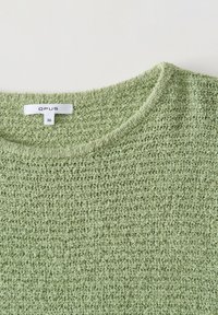 Heller grüner gestrickter Pullover mit Rundhalsausschnitt, aus strukturiertem Material. Verfügt über ein eingenähtes Etikett mit "OPUS" und Größe 36.