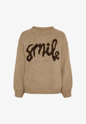 Beige strikket sweater med rund halsudskæring og lange ærmer. Har et brunt "smile" tekstdesign fremtrædende på forsiden.