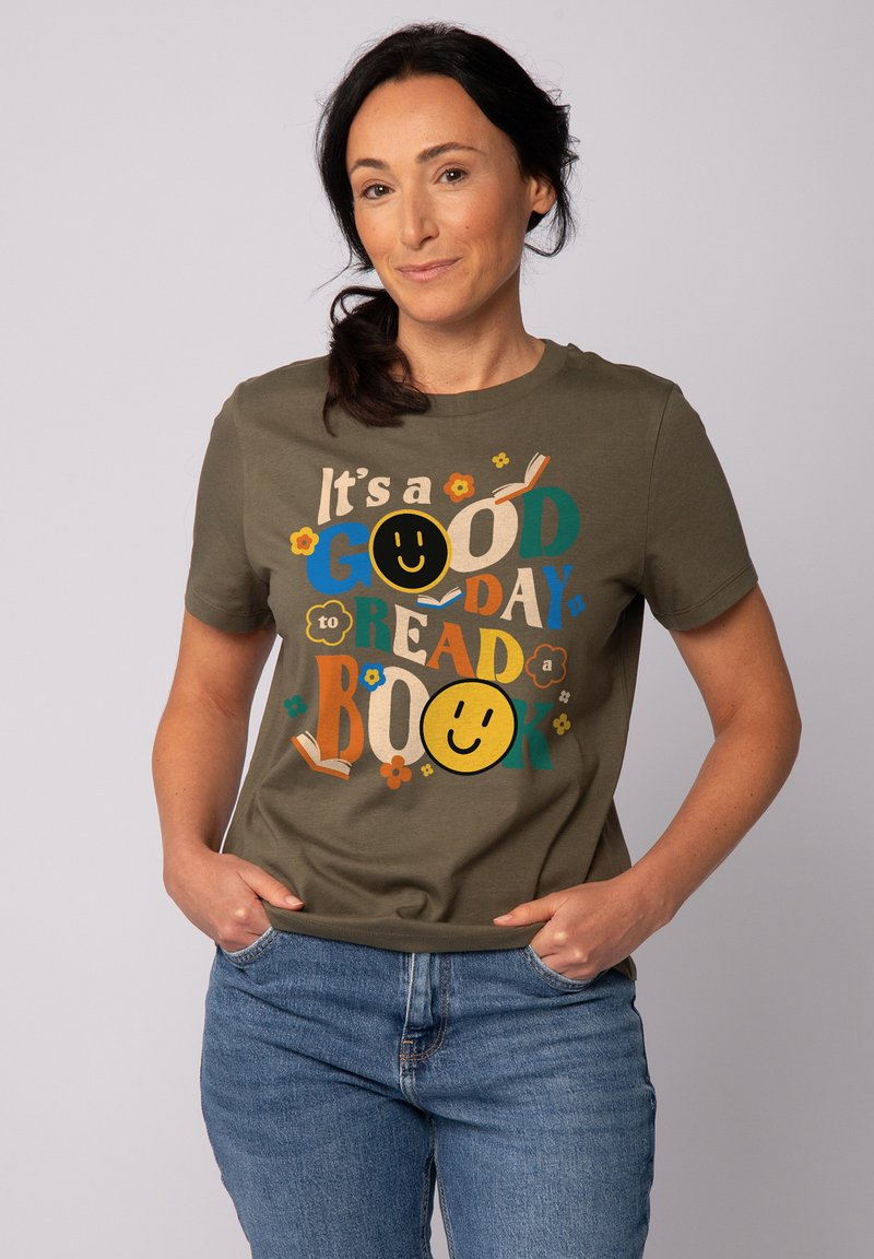 Olijfgroene katoen t-shirt met kleurrijke tekst en illustraties, waaronder boeken en glimlachende gezichten, met een ronde, crew neck ontwerp.