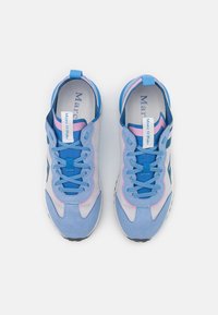 Des baskets bleues et roses à tige en mesh et en suède, avec des lacets ronds, une semelle texturée, et une étiquette portant la mention "Marc O'Polo".