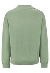 Pull en tricot vert doux à manches longues avec un col rabattu, des poignets côtelés et un ourlet, présenté de dos.