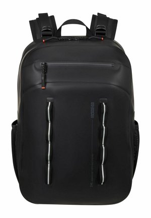 Sac à dos noir American Tourister avec poignée supérieure, bretelles rembourrées et réglables, poche zippée à l'avant, poches latérales en mesh et bandes réfléchissantes verticales.