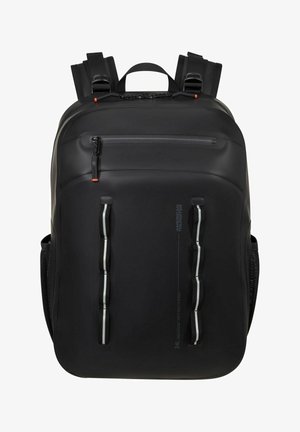Sac à dos noir American Tourister avec poignée supérieure, bretelles rembourrées et réglables, poche zippée à l'avant, poches latérales en mesh et bandes réfléchissantes verticales.