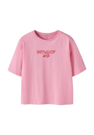 Light pink short-sleeve crewneck T-shirt with red Japanese text printed across the chest.