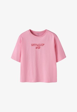 Jasnoróżowy T-shirt z krótkim rękawem i okrągłym dekoltem z czerwonym japońskim napisem nadrukowanym na piersi.
