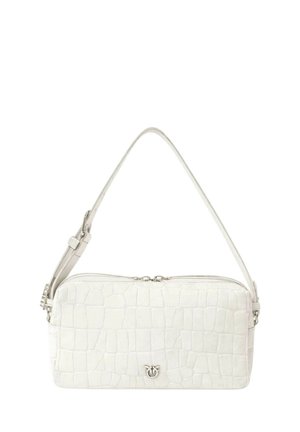 Sac à main rectangulaire blanc avec texture crocodile, bandoulière réglable, fermeture éclair argentée, et petit logo argenté sur le devant.