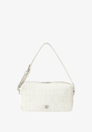 Witte rechthoekige handtas met krokodillenstructuur, verstelbare schouderriem, zilveren ritssluiting en klein zilveren logo aan de voorkant.