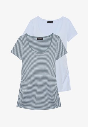 Dva majice: jedna jednobojna svijetloplava, a druga sivo prugasta horizontalno. Obje imaju otvoren dekolte i kratke rukave.