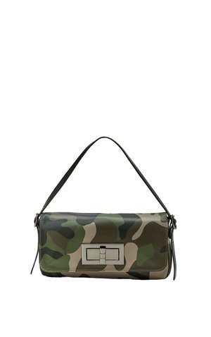 Rechteckige Handtasche mit grün-braunem Tarnmuster und schwarzem Schulterriemen, vorne mit silberner rechteckiger Schnalle.