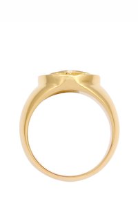 Guld ring med en glat, poleret bånd og en rund, geometrisk top. Ingen synlige sten eller yderligere udsmykninger.