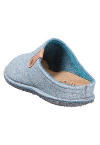 Scarpa in feltro blu con forma morbida e arrotondata, accentuata da un dettaglio in pelle sul lato esterno e suola grigia antiscivolo. L'interno presenta una imbottitura di colore naturale.