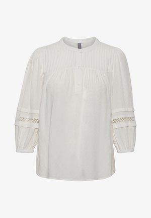 Blouse blanche avec un col rond, patte de boutonnage, tissu texturé, manches bouffantes et accents en dentelle sur les poignets. Design simple et élégant.