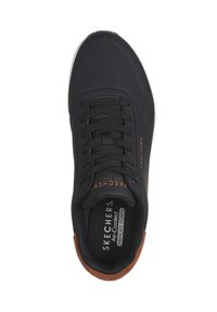 Svart sneaker med perforert syntetisk overdel, rund tå og snøring. Har en brun semsket aksent på hælen og minneskum såle.