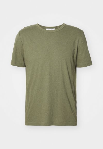 Olivově zelené bavlněné tričko s krátkými rukávy, kulatým výstřihem a uvolněným střihem. Má jemnou texturu a jednoduchý design.
